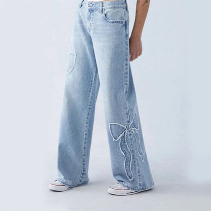 Schicke Jeanshose mit Stickerei und Schleifen - IdealeKleiden