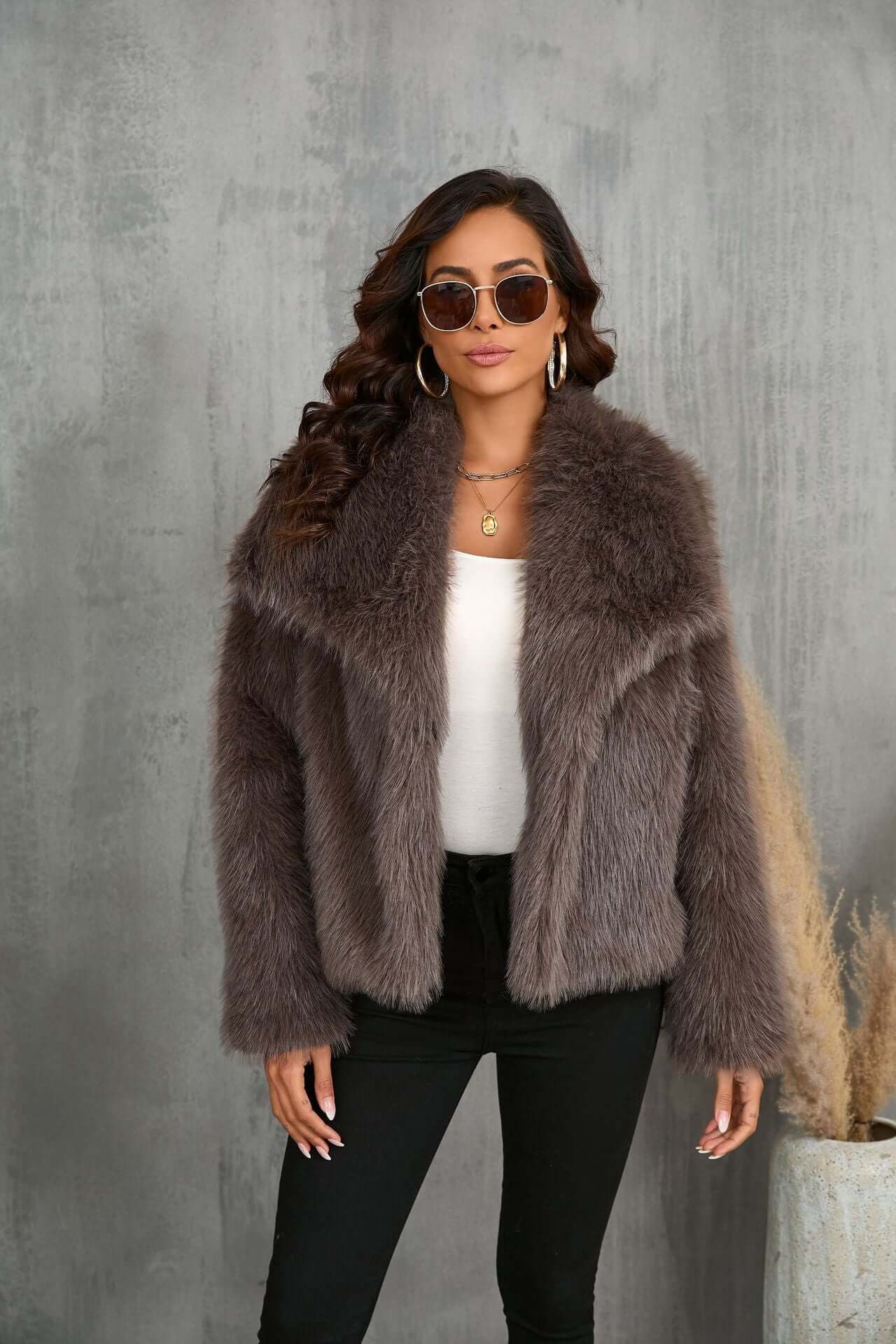 Élégant manteau femme taupe fausse fourrure