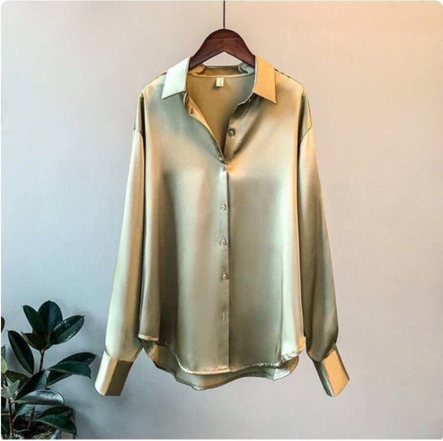 Élégant chemisier en satin grande taille avec fermeture boutonnée