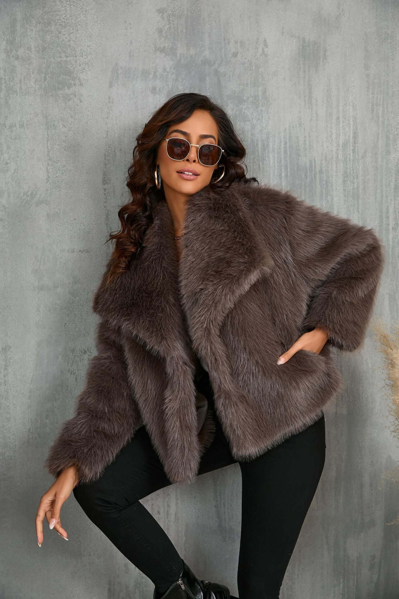 Élégant manteau femme taupe fausse fourrure