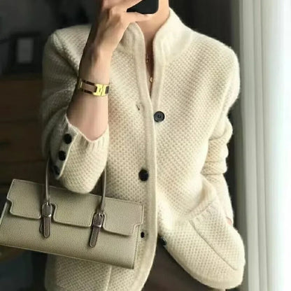 Cardigan élégant en laine pour femme, design classique