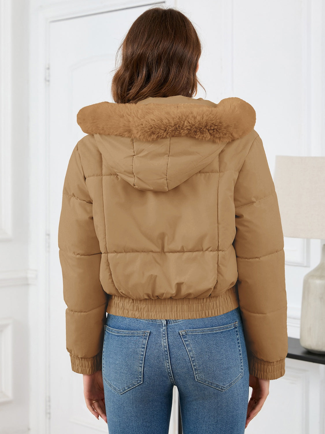 Warme Winterjacke mit Pelzkapuze und Taschen - IdealeKleiden