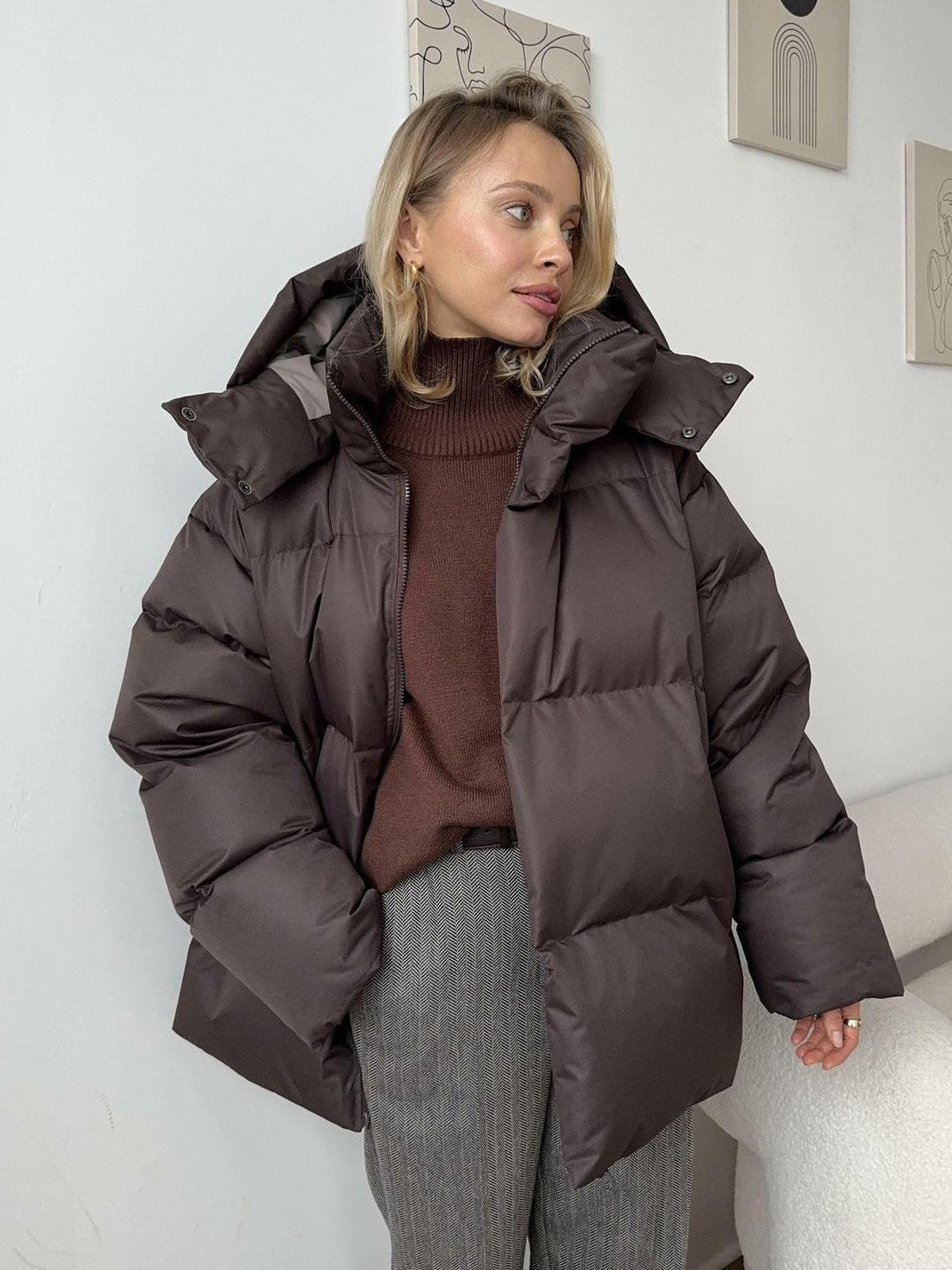Courte veste d'hiver avec capuche et doublure douce