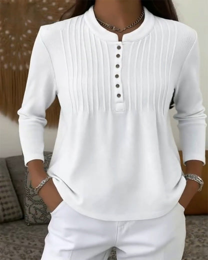 Robe féminine élégante avec plissés et boutons