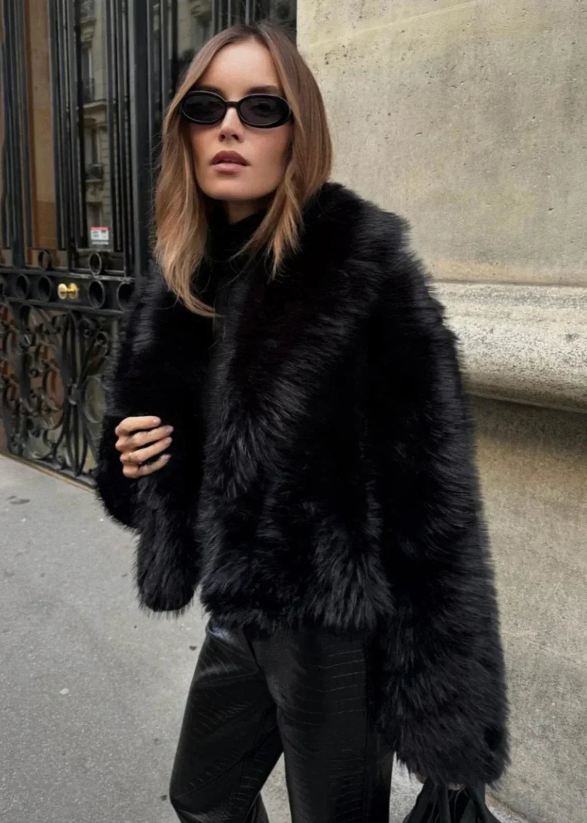 Veste stylée en fausse fourrure noire avec col polo