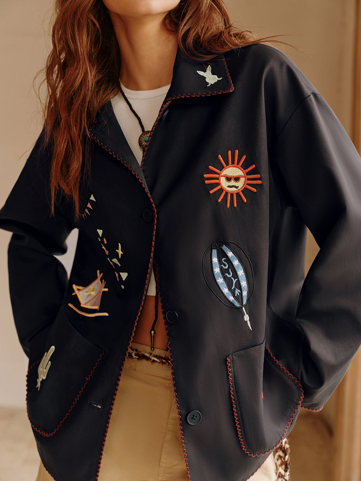 Veste élégante à revers brodée