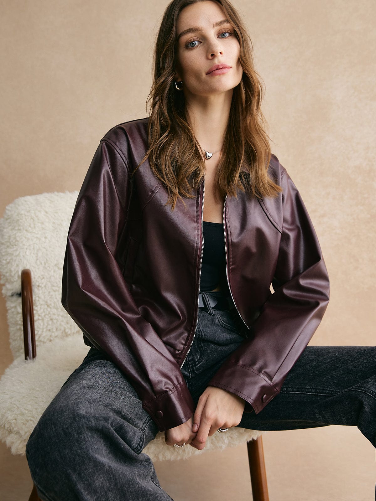 Blouson court en cuir pour femme moderne et élégant