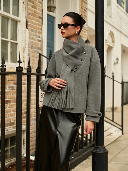 Manteau en laine croisé stylé avec des pompons
