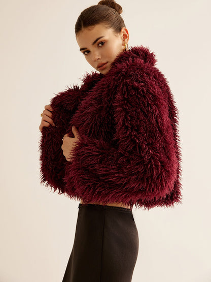 Manteau court en fausse fourrure, rouge bordeaux