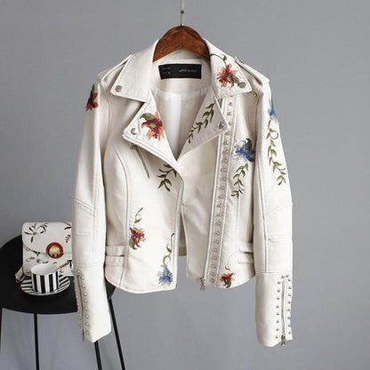 Blouson en cuir style motard avec broderie et clous