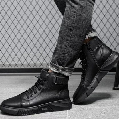 Bottes d'hiver noires chaudes isolées