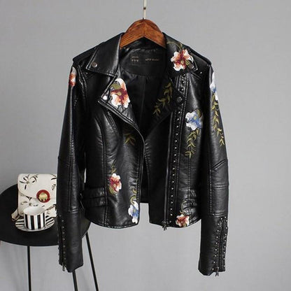 Blouson en cuir noir style motard avec clous