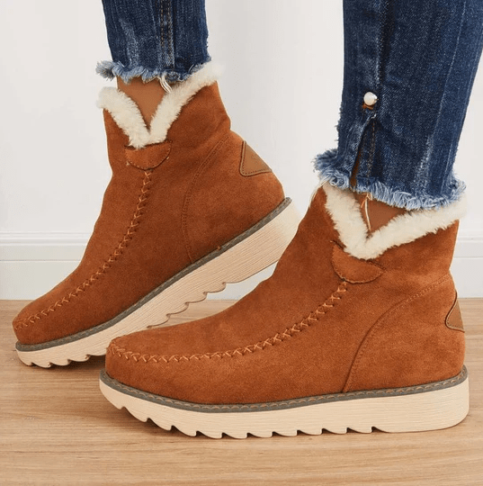 Une paire de bottes d'hiver chaudes