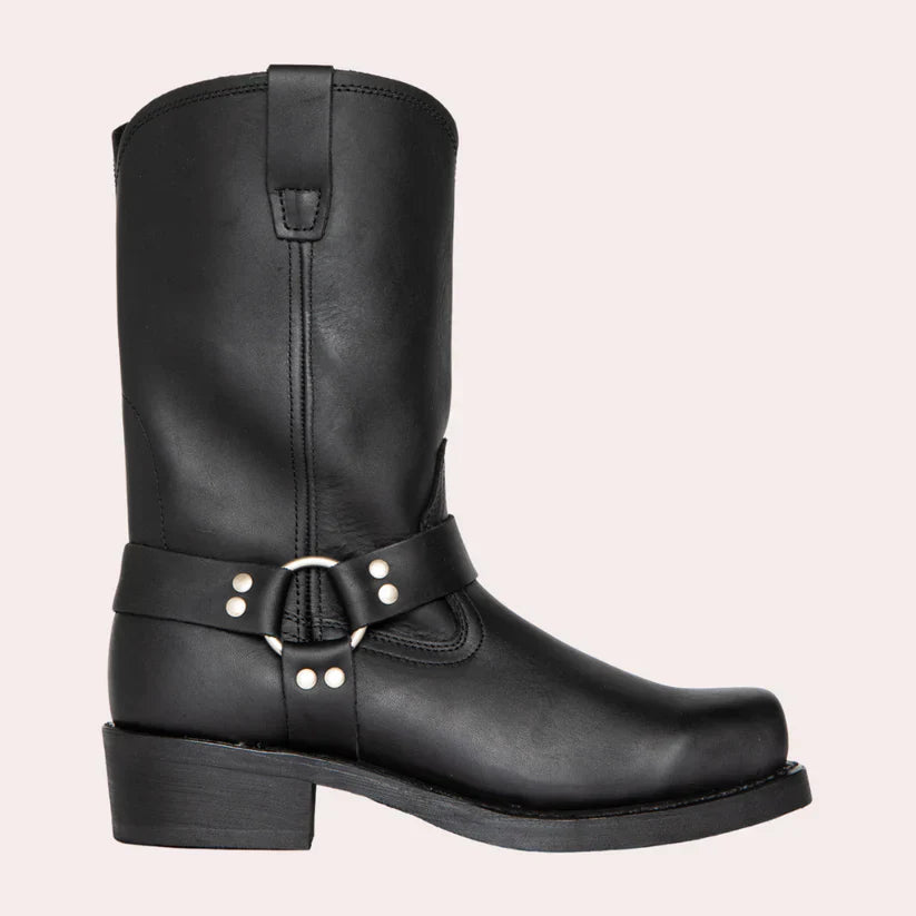 Élégantes chaussures en cuir, bottes avec motif clouté