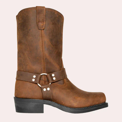 Élégantes chaussures en cuir, bottes avec motif clouté