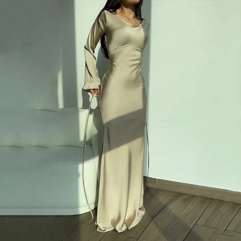 Robe longue élégante en satin pour femme