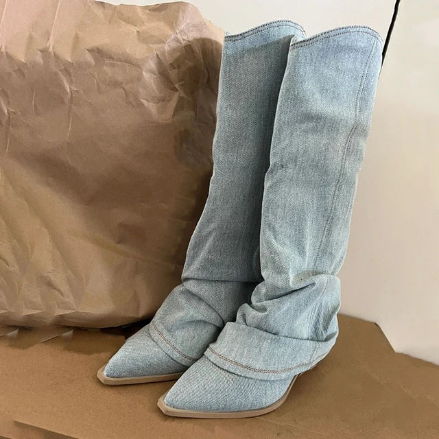 Bottes bleues en jean cuissardes tendance