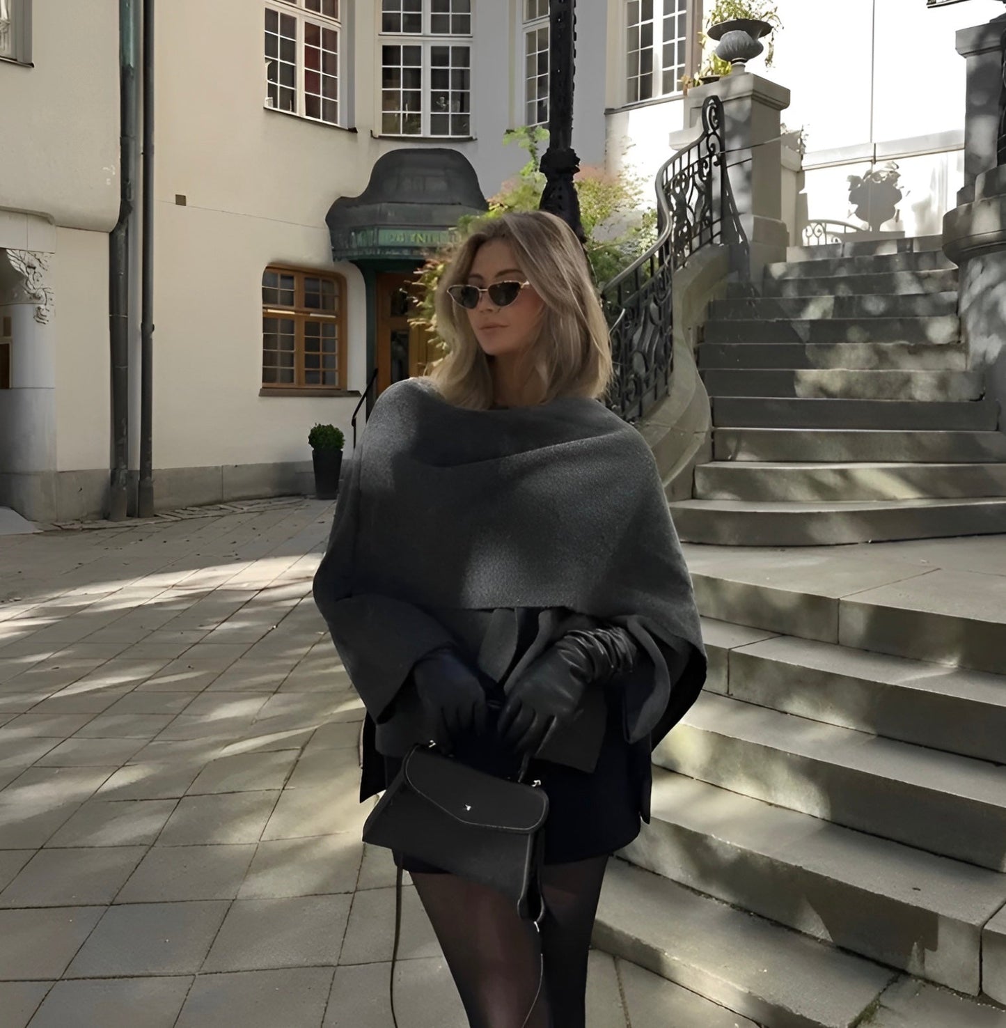 Oversized Cape Mantel mit Lockerem Schnitt und Textilem Look - IdealeKleiden