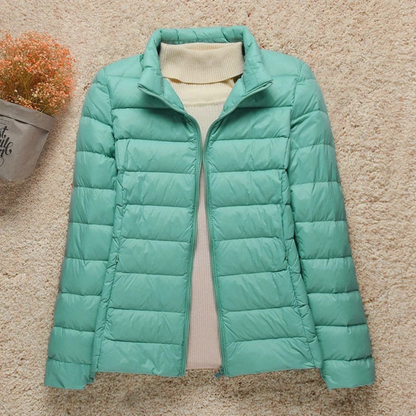 Veste à capuche stylée, col montant