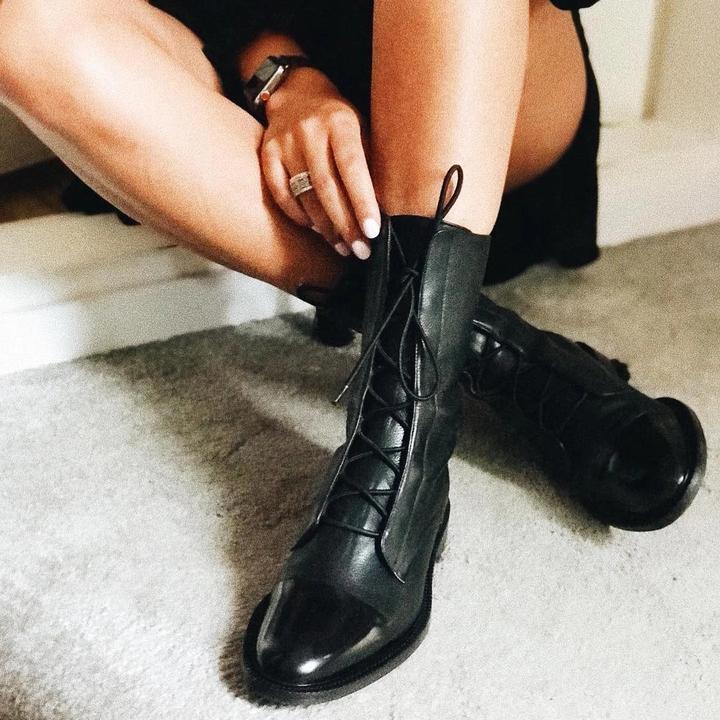 Stilvolle Bikerstiefel Kreuzgurt Optik - IdealeKleiden