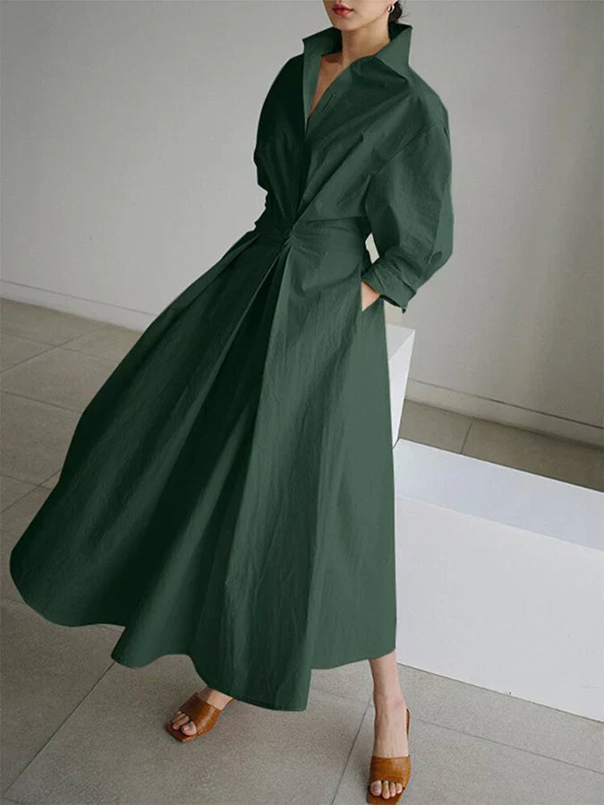 Élégante robe longue pour femme avec col et plis chics