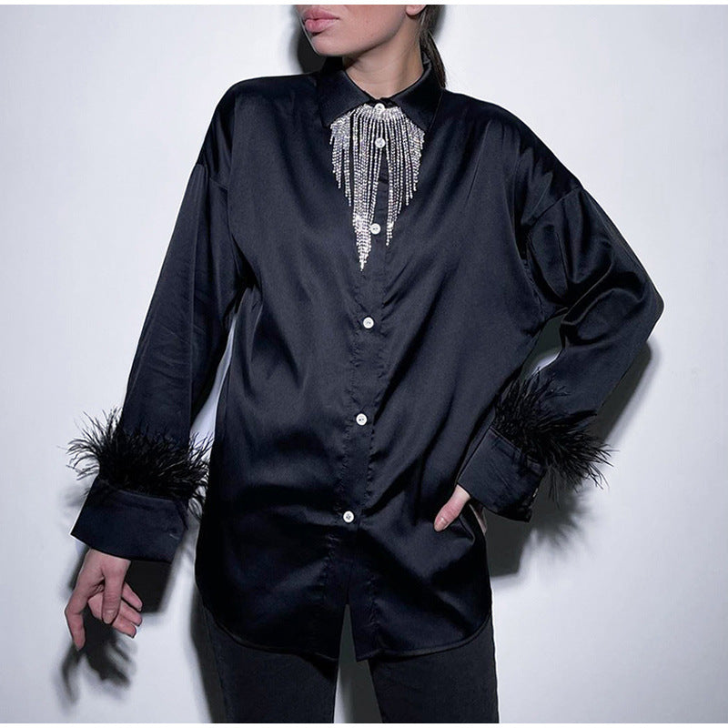 Chemisier élégant en satin à col V avec plumes pour femme