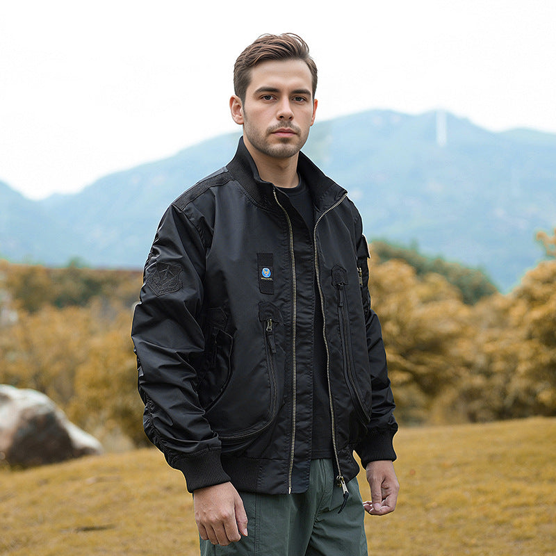 Bomber homme isolé moderne pratique