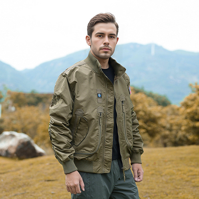 Bomber homme isolé moderne pratique