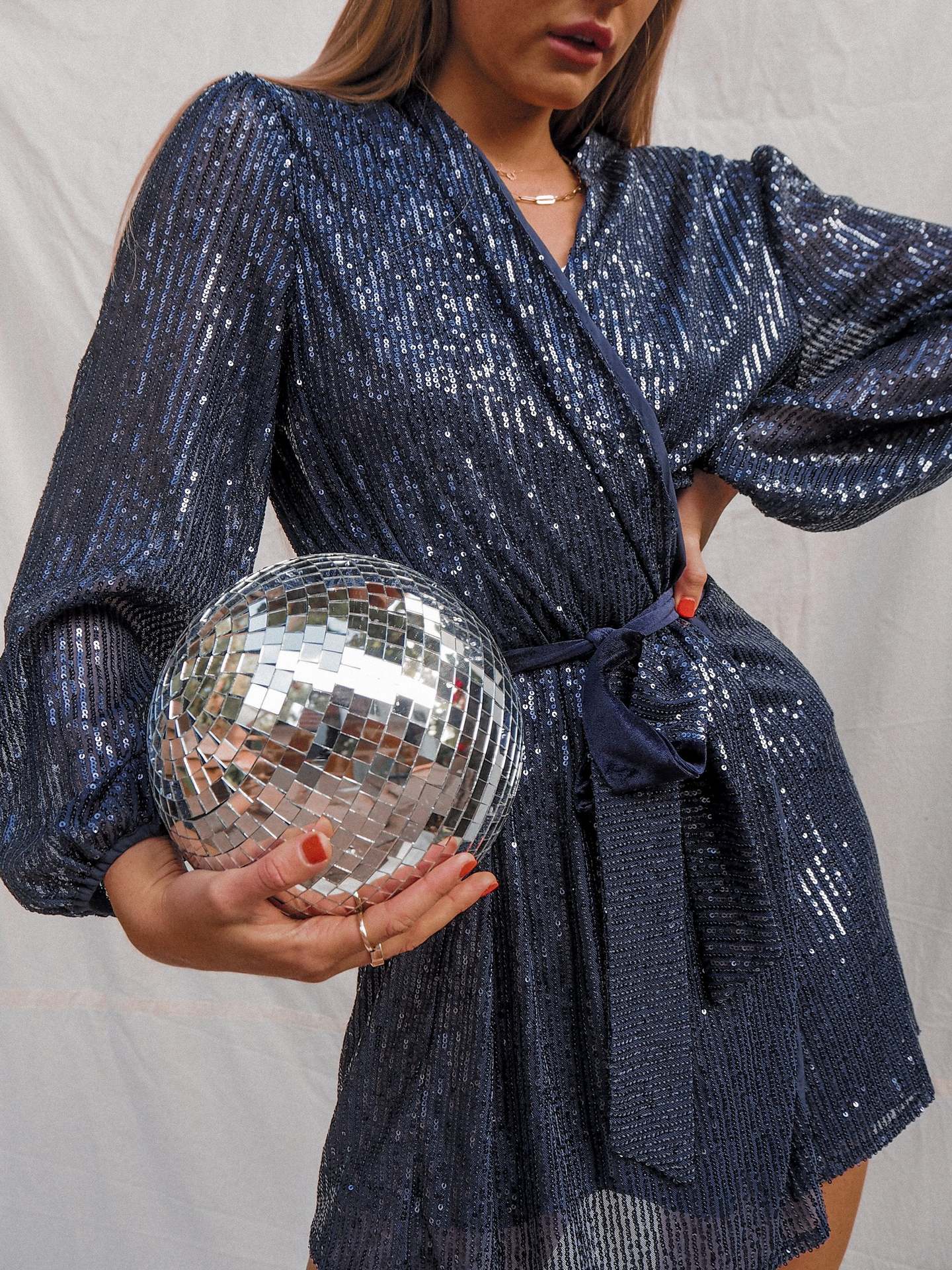 Robe de soirée scintillante à col en V élégante