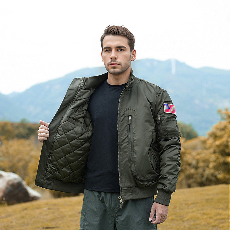 Bomber homme isolé moderne pratique