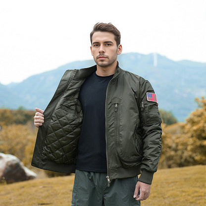 Bomber homme isolé moderne pratique