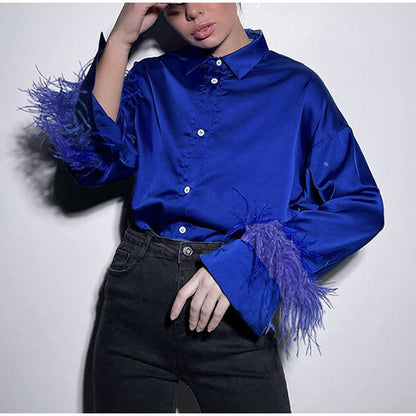 Chemisier élégant en satin à col V avec plumes pour femme