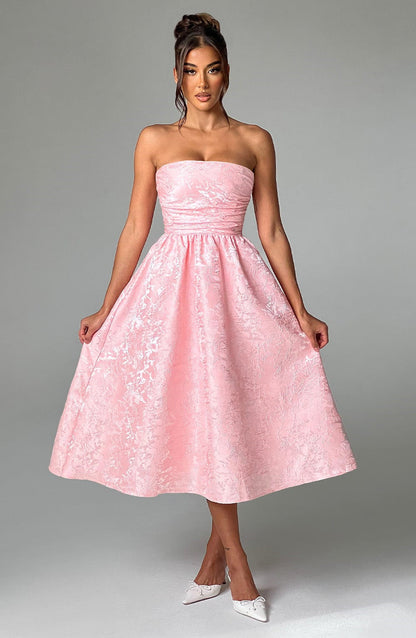 Robe élégante pour femme avec tissu brillant et décolleté séduisant