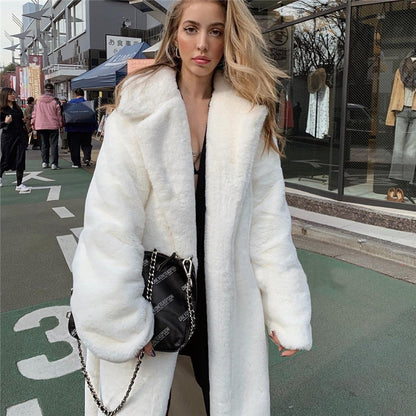 Parka surdimensionné en fausse fourrure avec capuche et détail texturé pour femme