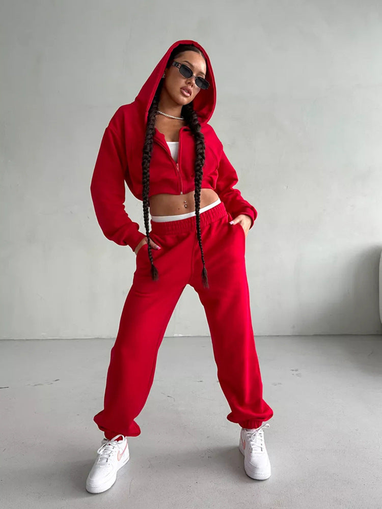 Tenue de sport pour femme : ensemble veste courte et pantalon de jogging