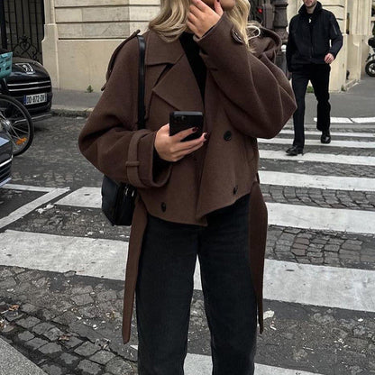 Manteau court élégant pour femme, coupe cintrée