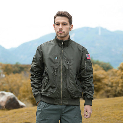 Bomber homme isolé moderne pratique