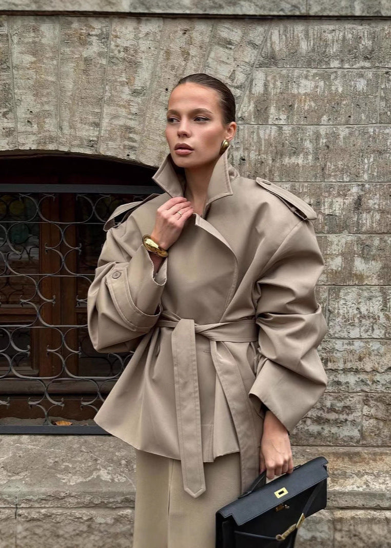 Trench-coat court élégant avec ceinture