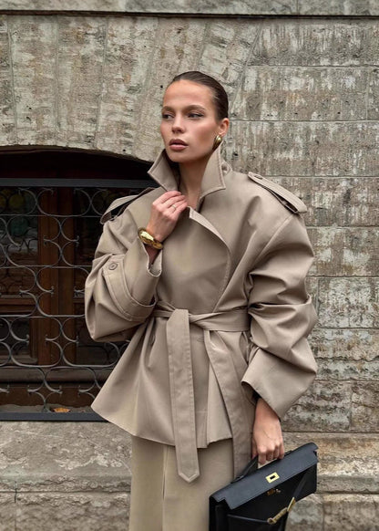 Trench-coat court élégant avec ceinture