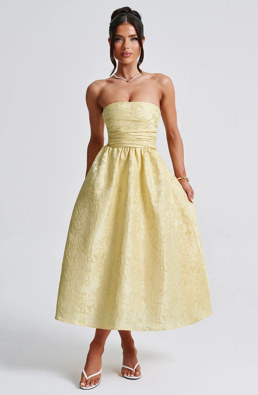 Robe élégante pour femme avec tissu brillant et décolleté séduisant