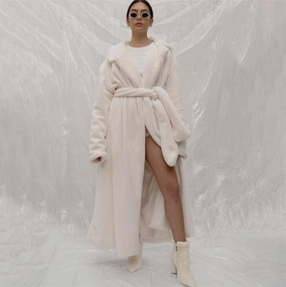 Parka surdimensionné en fausse fourrure avec capuche et détail texturé pour femme