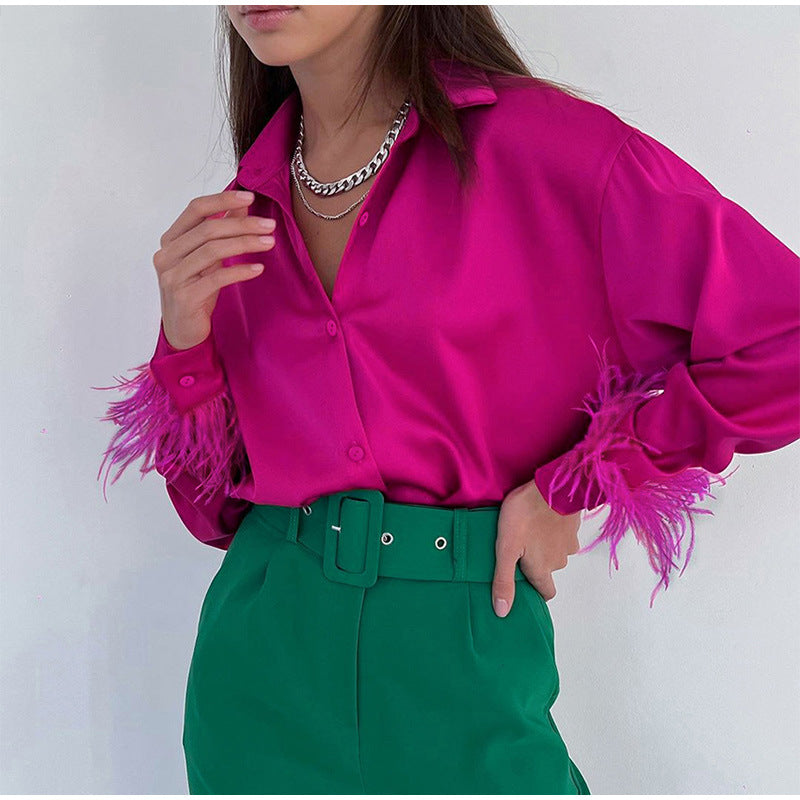 Chemisier élégant en satin à col V avec plumes pour femme