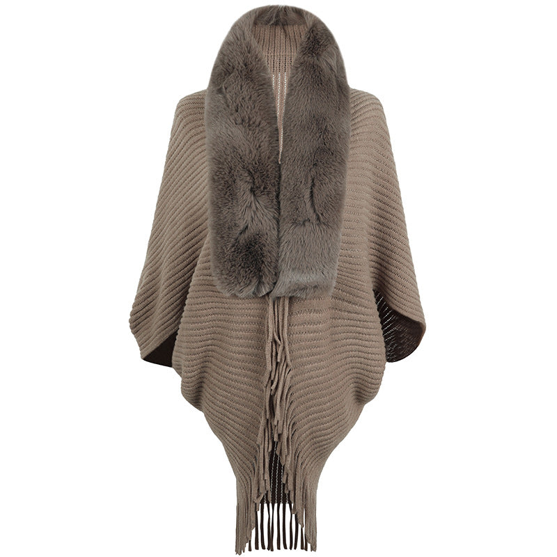 Poncho de luxe tricoté pour femme avec col en fausse fourrure et franges