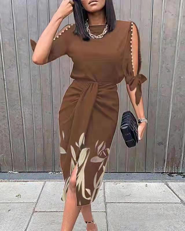 Robe élégante pour femme avec ceinture et décolleté