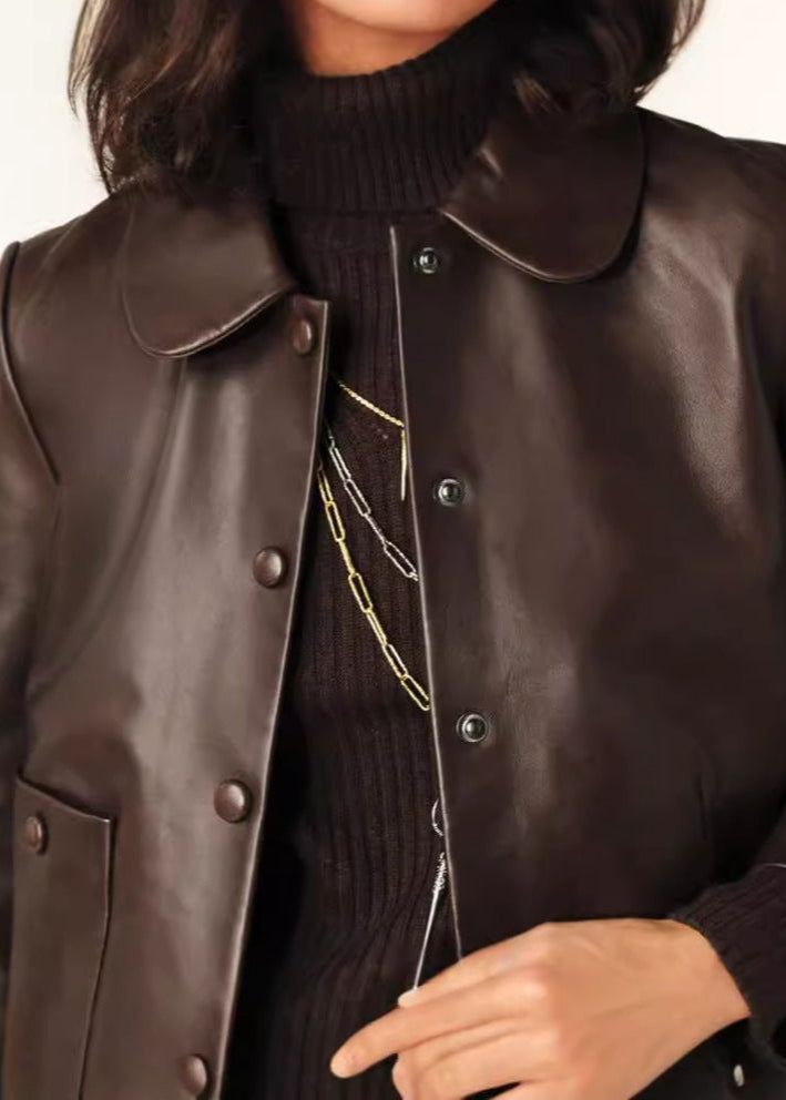 Blouson en cuir court pour femme avec boucle élégante