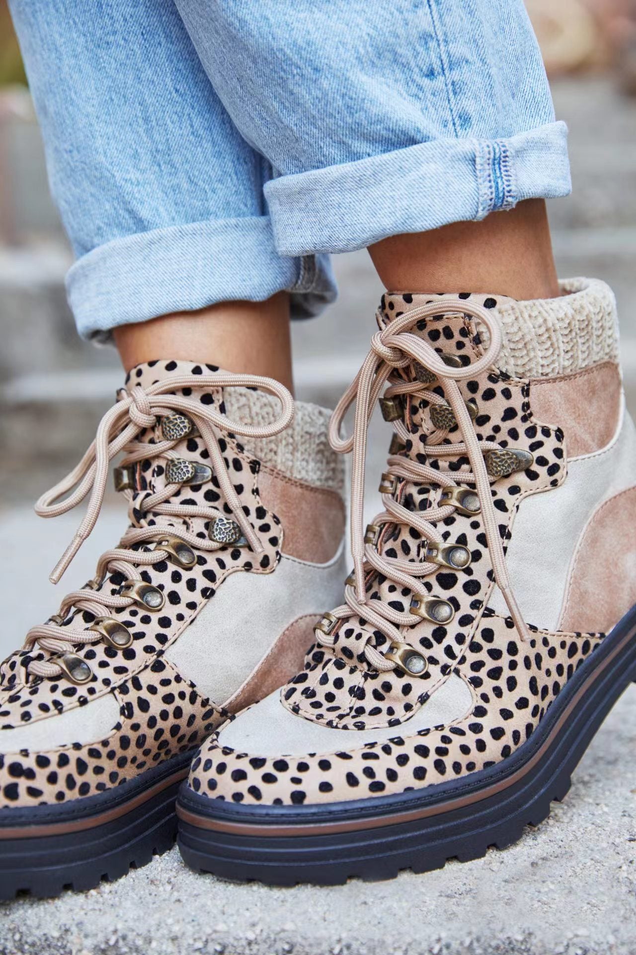 Modische Stiefeletten Wildleder Leoparden Look - IdealeKleiden