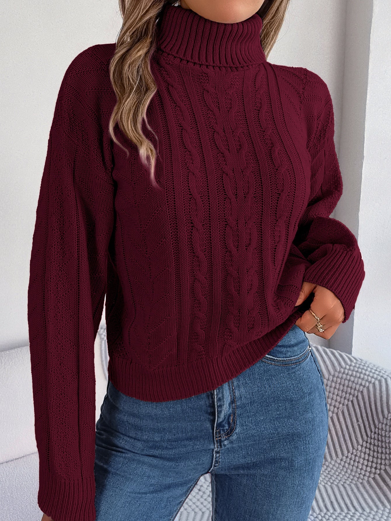 Pull tricoté col montant motif tressé pour femmes