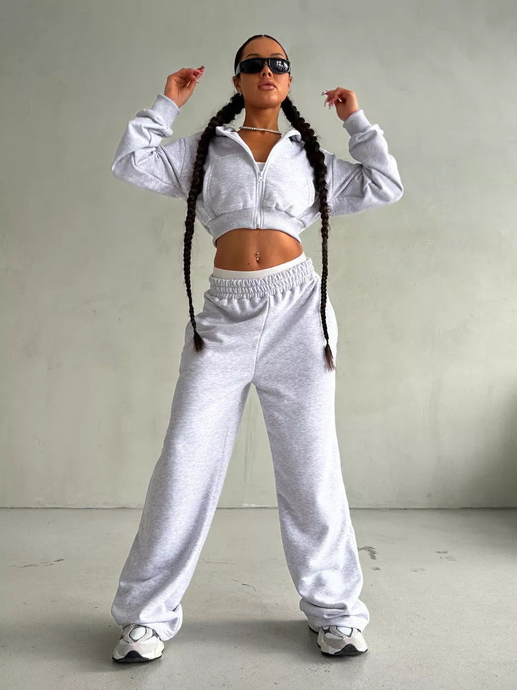 Tenue de sport pour femme : ensemble veste courte et pantalon de jogging