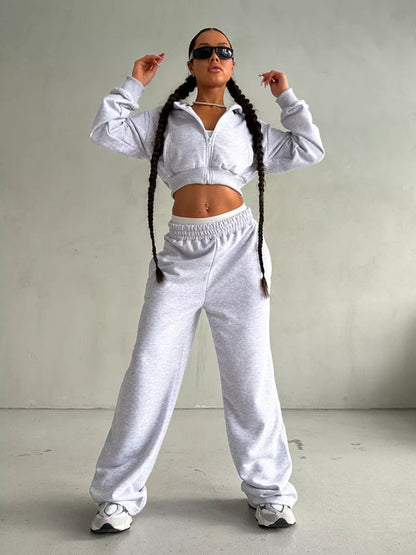 Tenue de sport pour femme : ensemble veste courte et pantalon de jogging