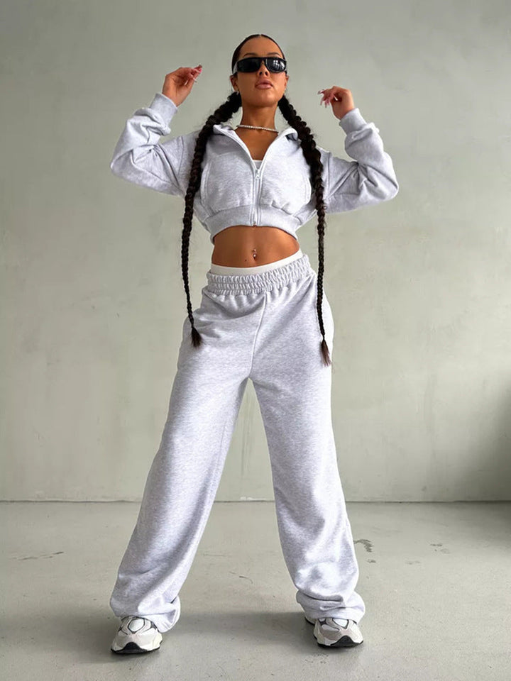 Tenue de sport pour femme : ensemble veste courte et pantalon de jogging
